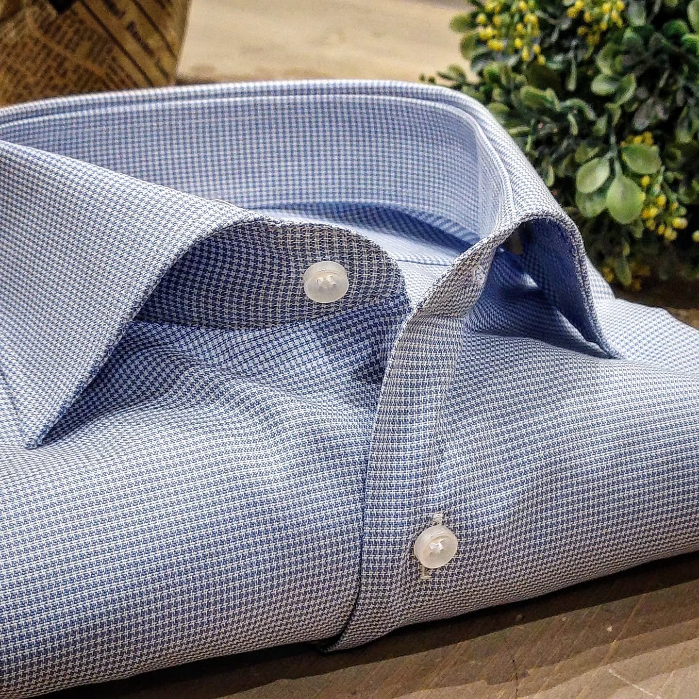 Camicia in Cotone Microfantasia Pied de Poule Bianca e Celeste Collo Francese
