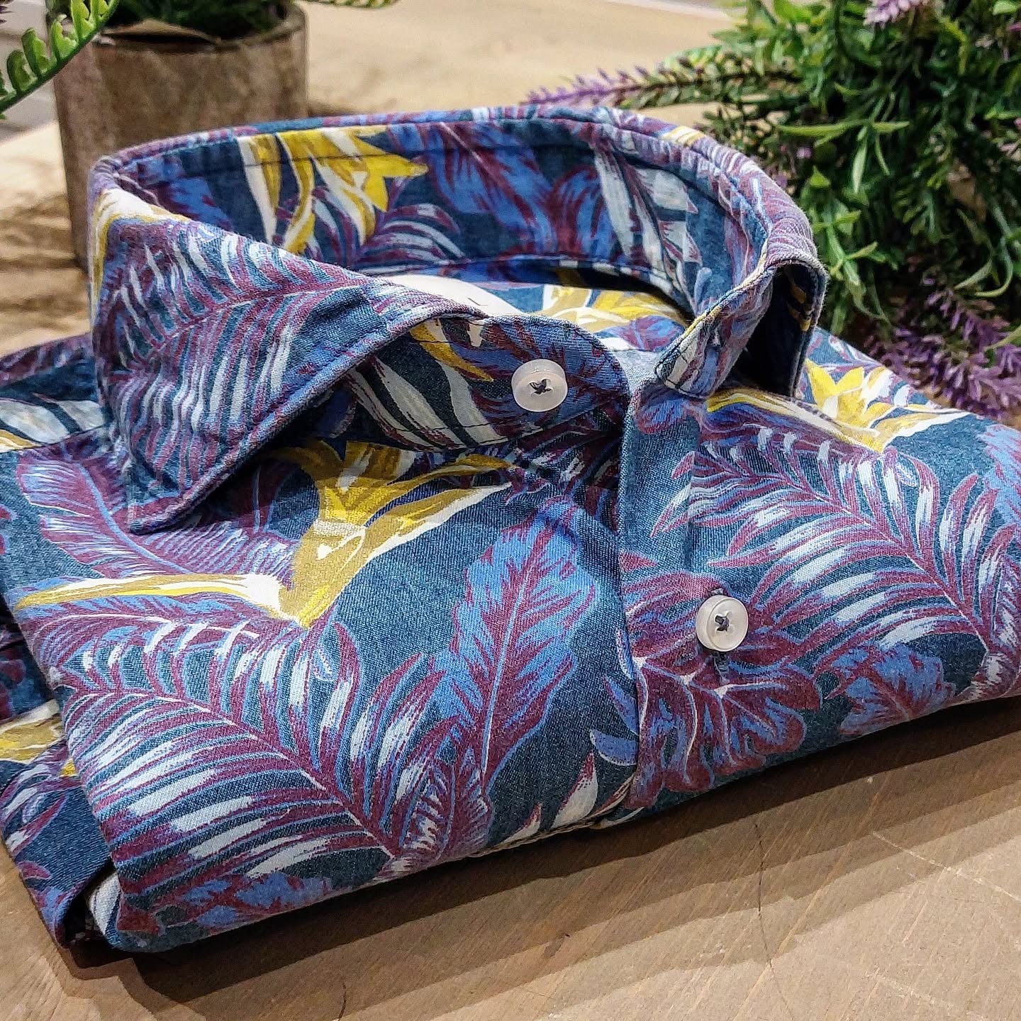 Camicia in Jeans Fantasia Palme Tropicali Multicolore Fondo Stone Denim Medio Collo Francese Cutaway