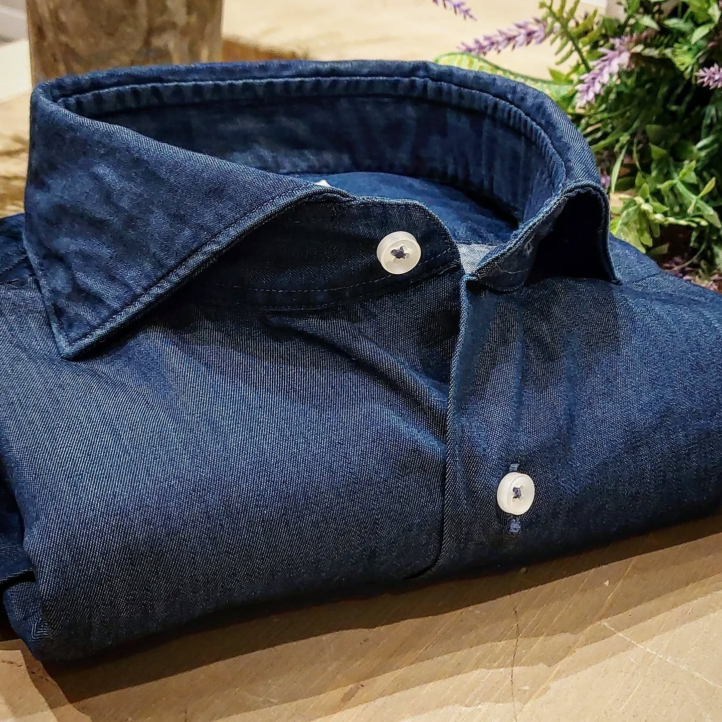 Camicia in Cotone Denim Lavato Color Jeans Medio Collo Francese Cutaway