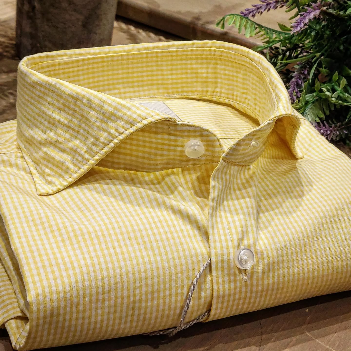 Camicia in Cotone Quadrettino Giallo e Bianco Collo Francese Cutaway