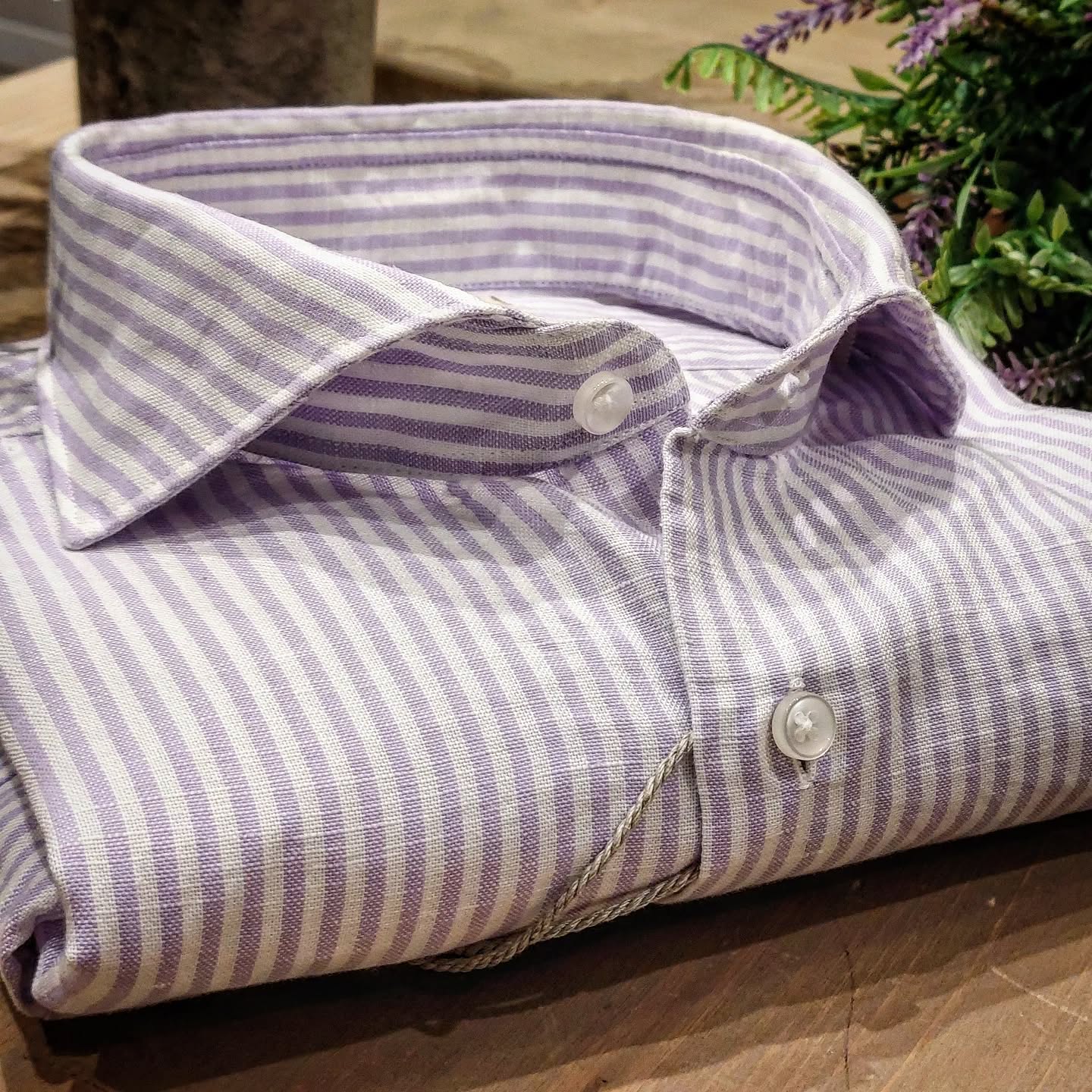 Camicia in Misto Lino Rigato Glicine e Bianco Collo Francese Cutaway