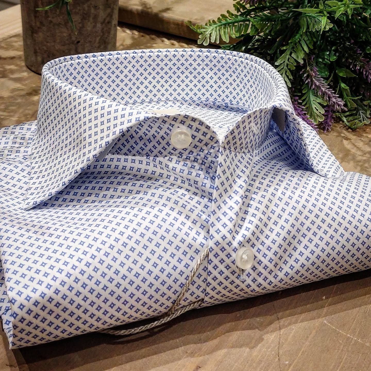 Camicia in Cotone Fantasia Geometrica Azzurra Fondo Bianco Collo Francese