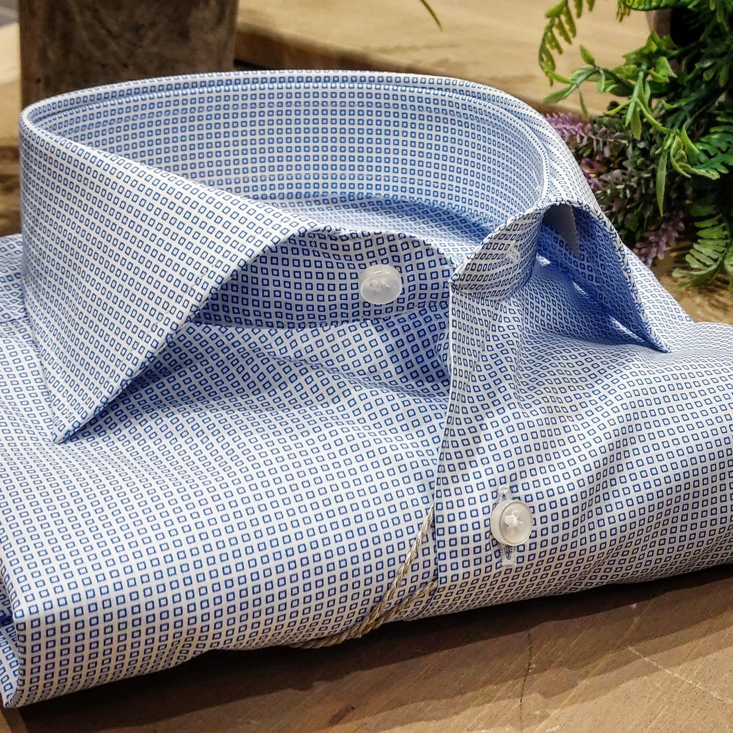 Camicia in Cotone Fantasia Geometrica Celeste Fondo Bianco Collo Francese
