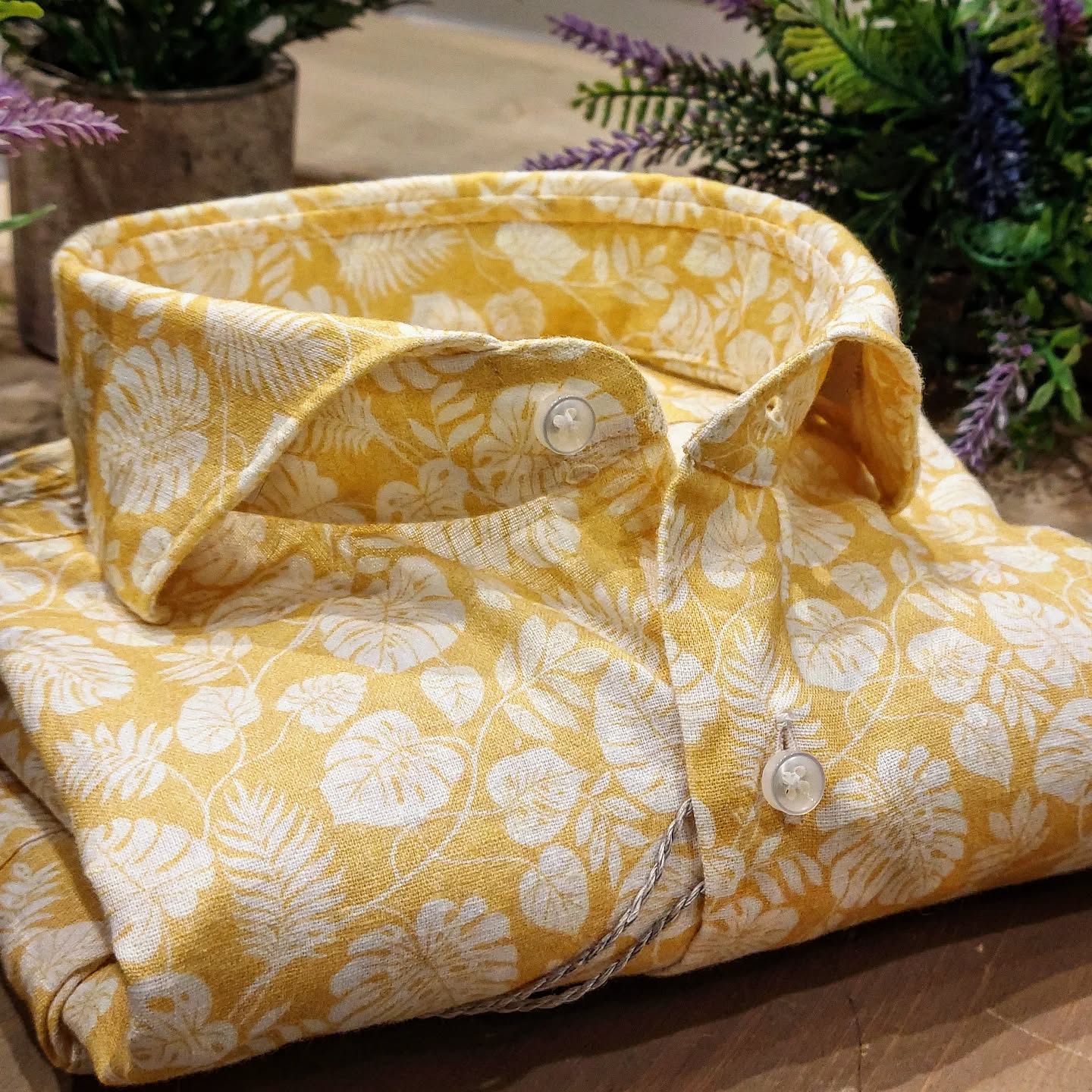 Camicia in Misto Lino Fantasia Foglie Tropicali Bianche Fondo Giallo Collo Francese Cutaway