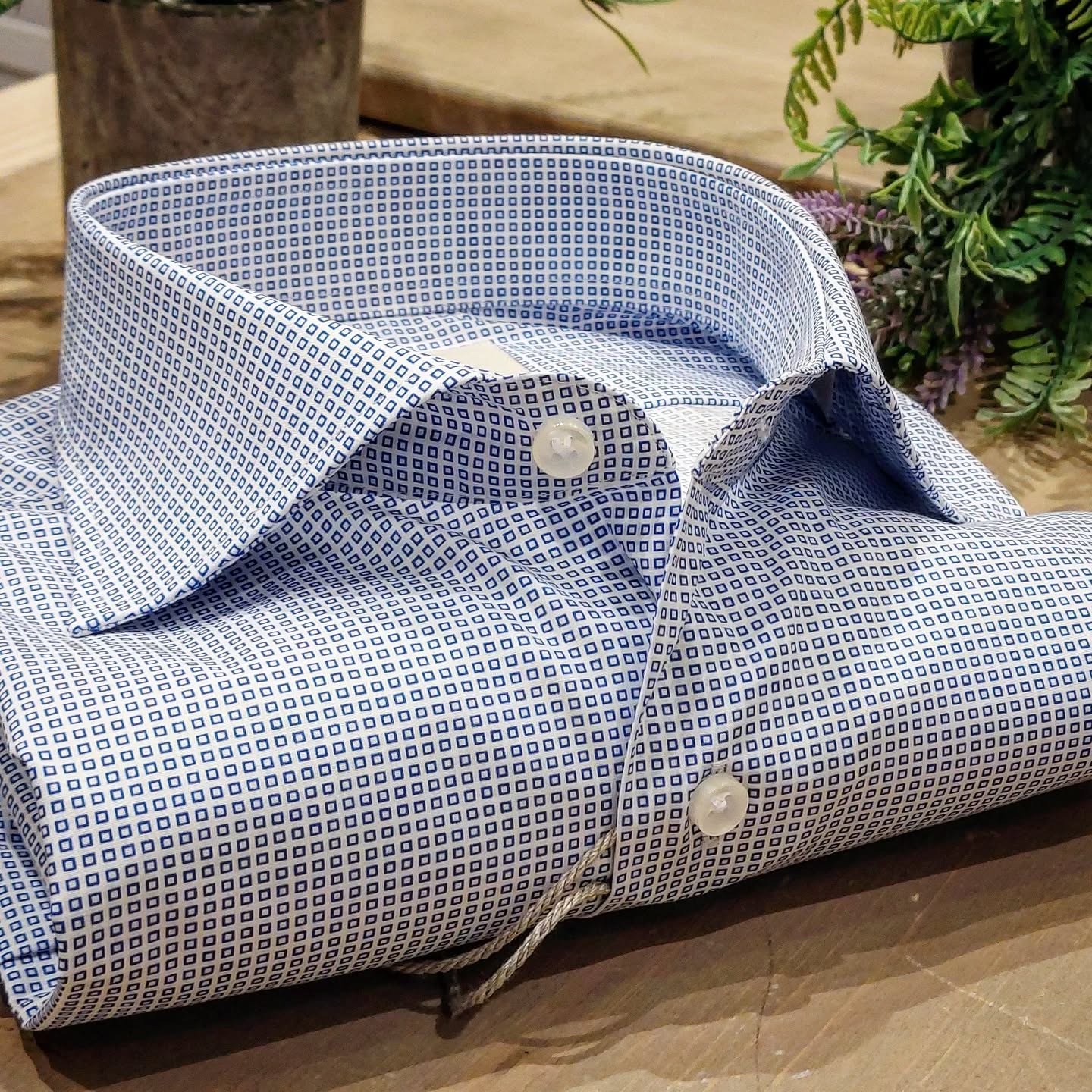 Camicia in Cotone Fantasia Geometrica Azzurra Fondo Bianco Collo Francese