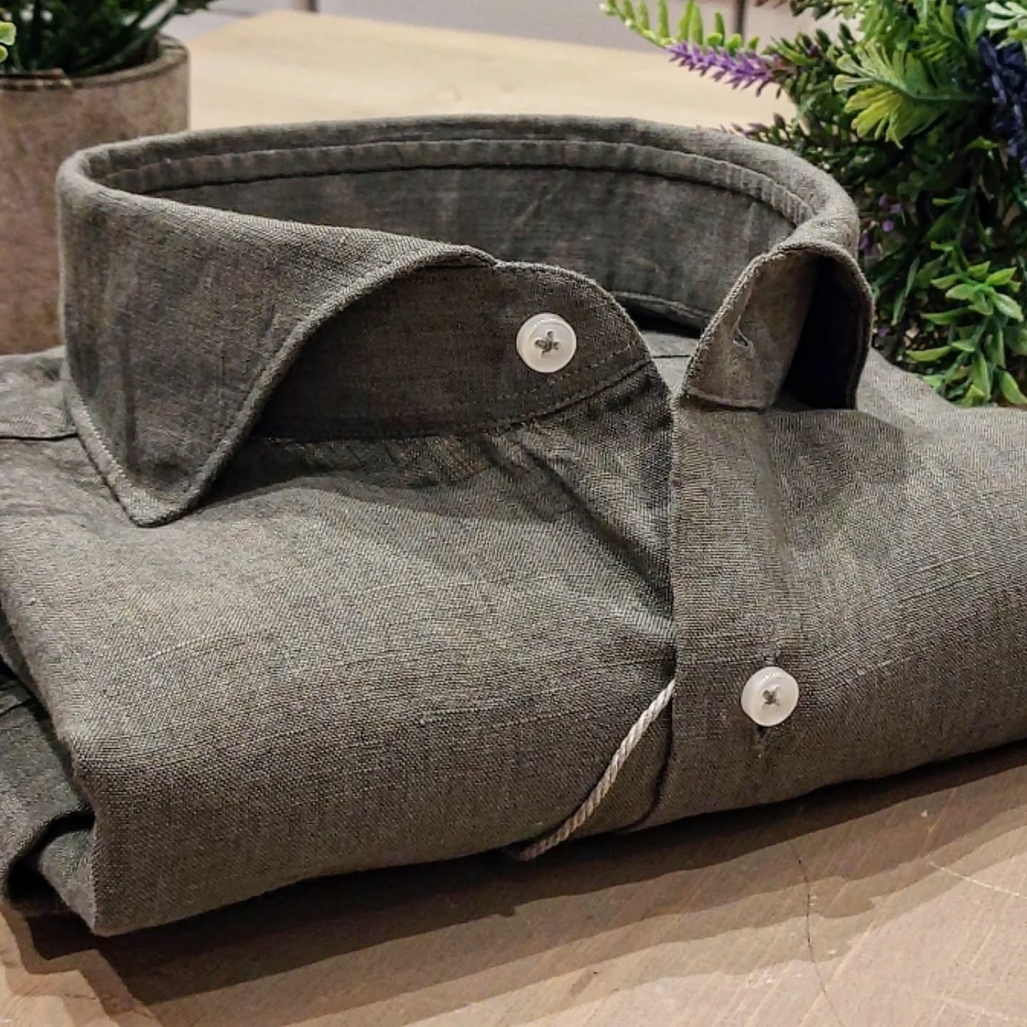Camicia in Puro Lino Verde Salvia Collo Francese Cutaway