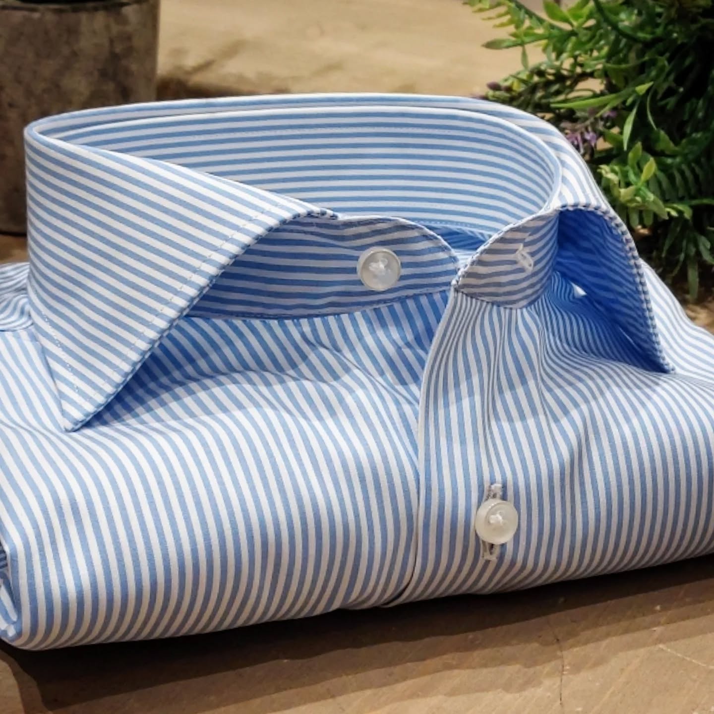 Camicia in Cotone Rigata Bianca e Celeste Collo Francese