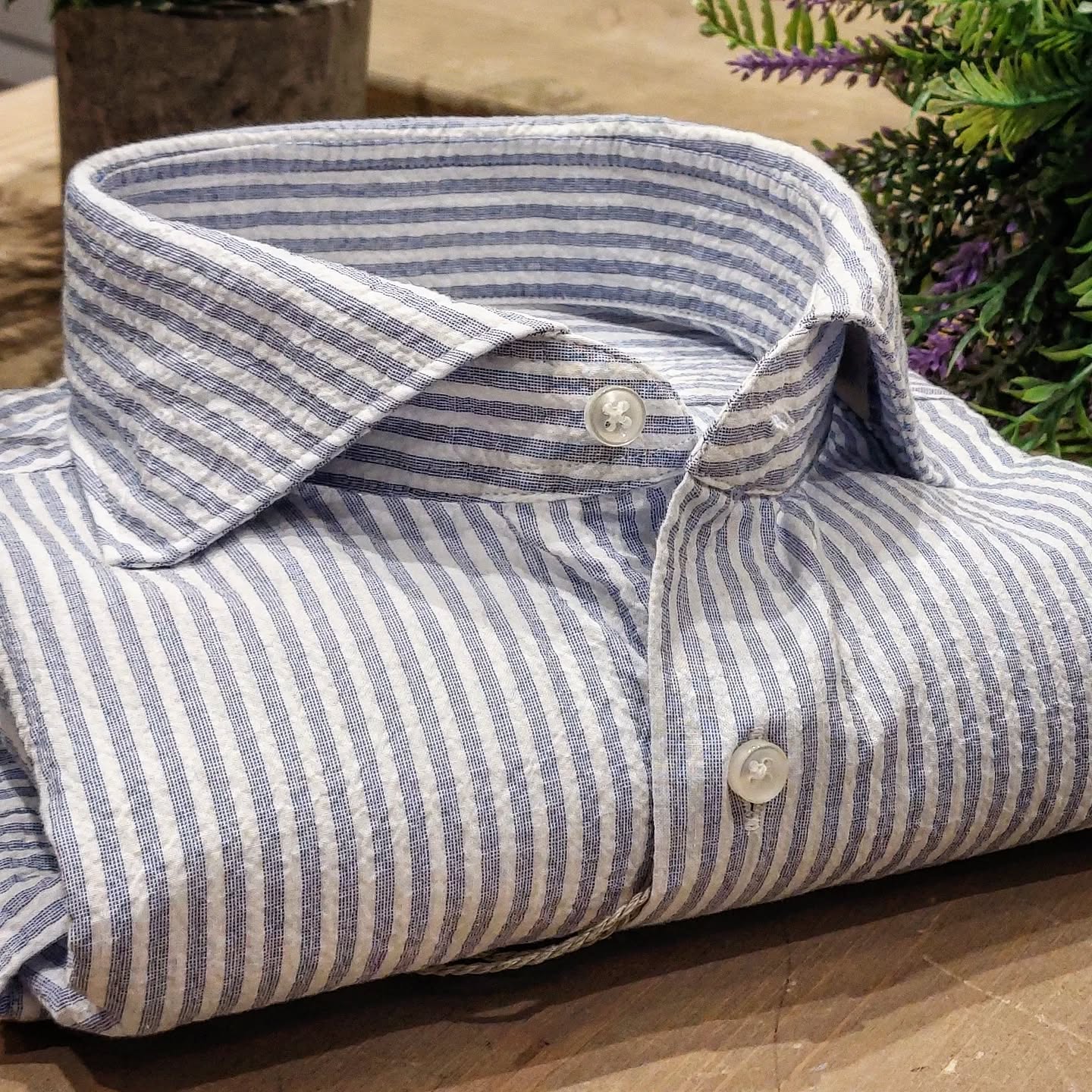 Camicia in Cotone Seersucker Rigata Blu e Bianco Collo Francese Cutaway