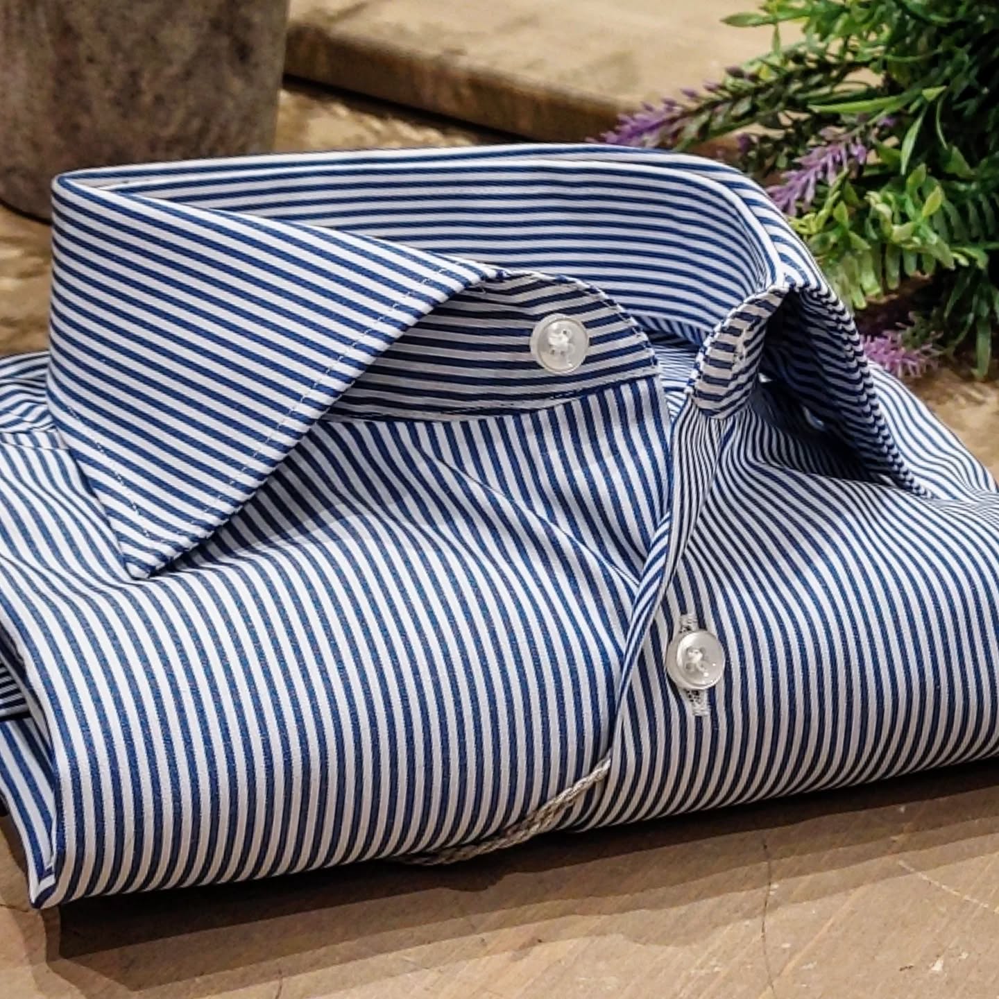 Camicia in Cotone Rigata Bianca e Blu Collo Francese