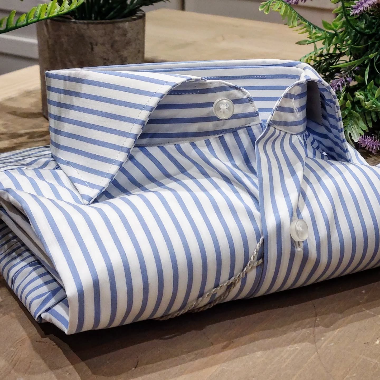 Camicia in Cotone Rigata Bianca e Celeste Collo Francese