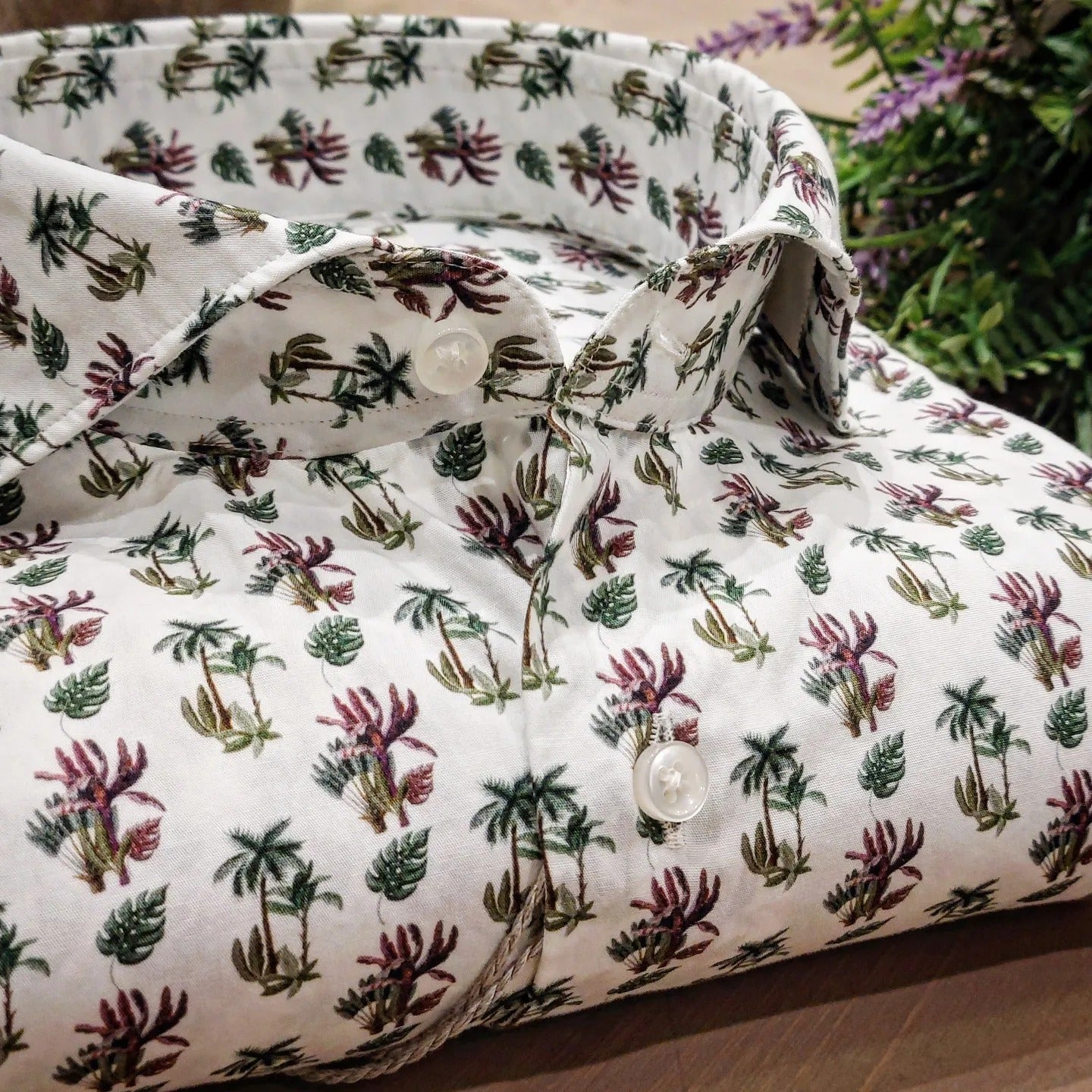 Camicia in Cotone Fantasia Palme Verdi Fondo Bianco Collo Francese Cutaway