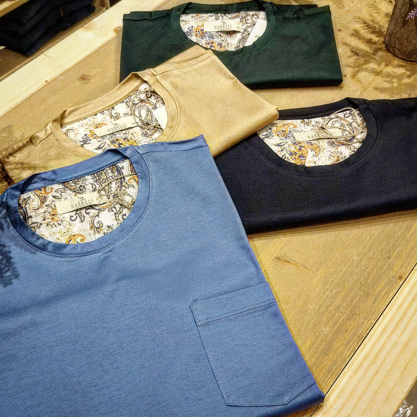 T-Shirt Girocollo con Taschino in Misto Filo di Scozia Color Azzurro