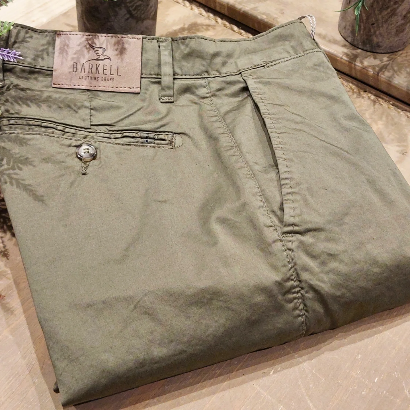 Pantalón modelo Sage Chinos en algodón satinado.