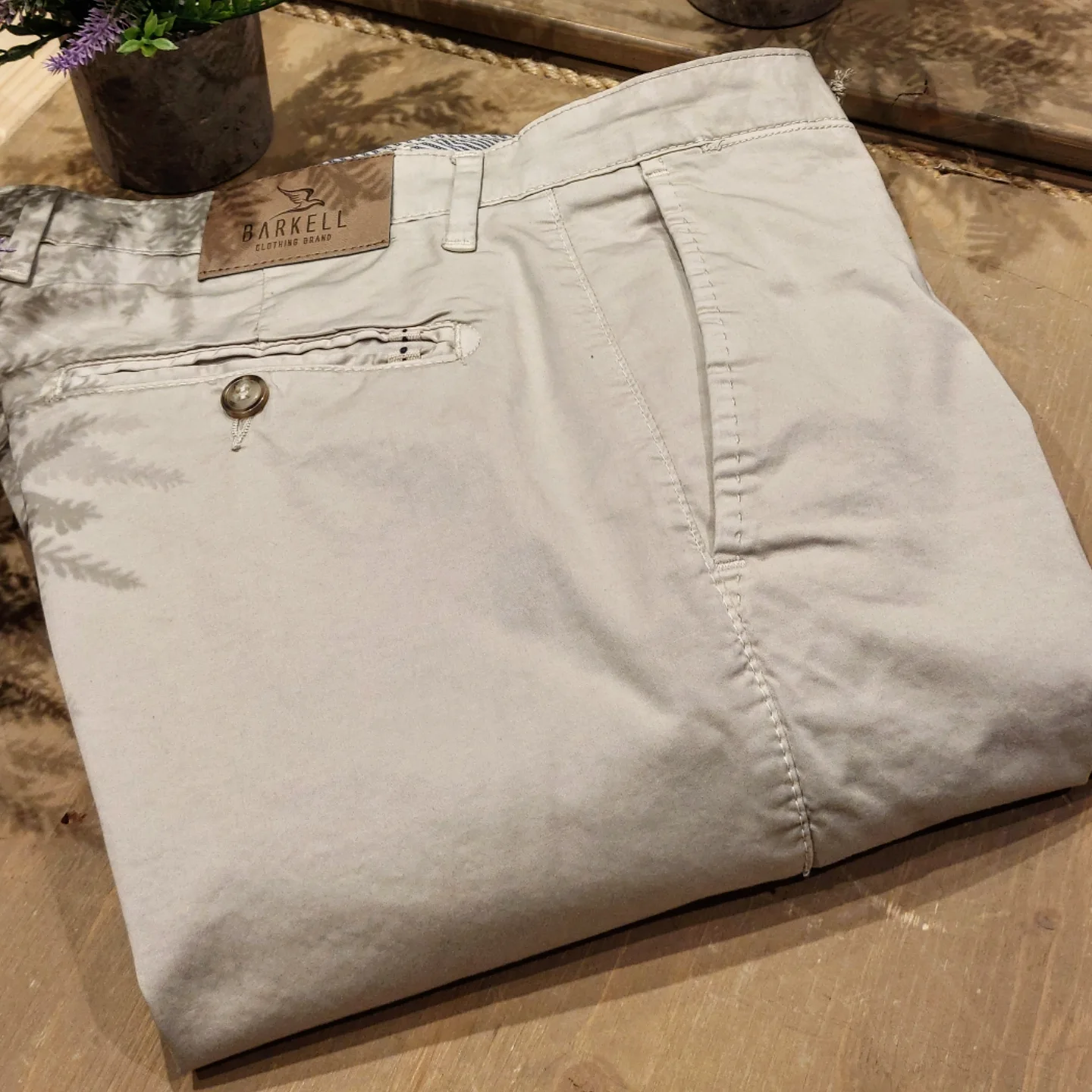Pantalón Modelo Chinos Beige Hielo en Algodón Raso