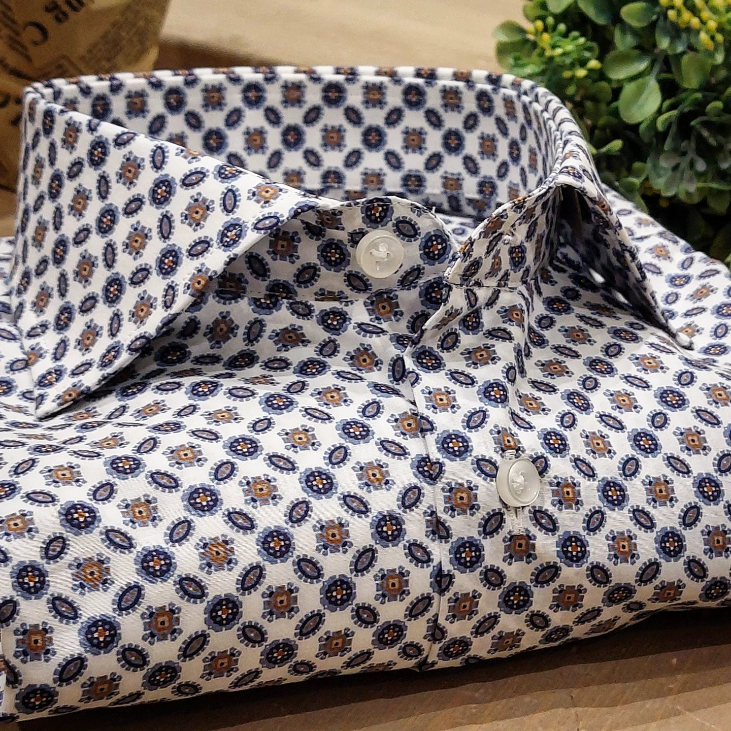 Camicia in Cotone Fantasia Geometrica Multicolore Fondo Bianco Collo Francese