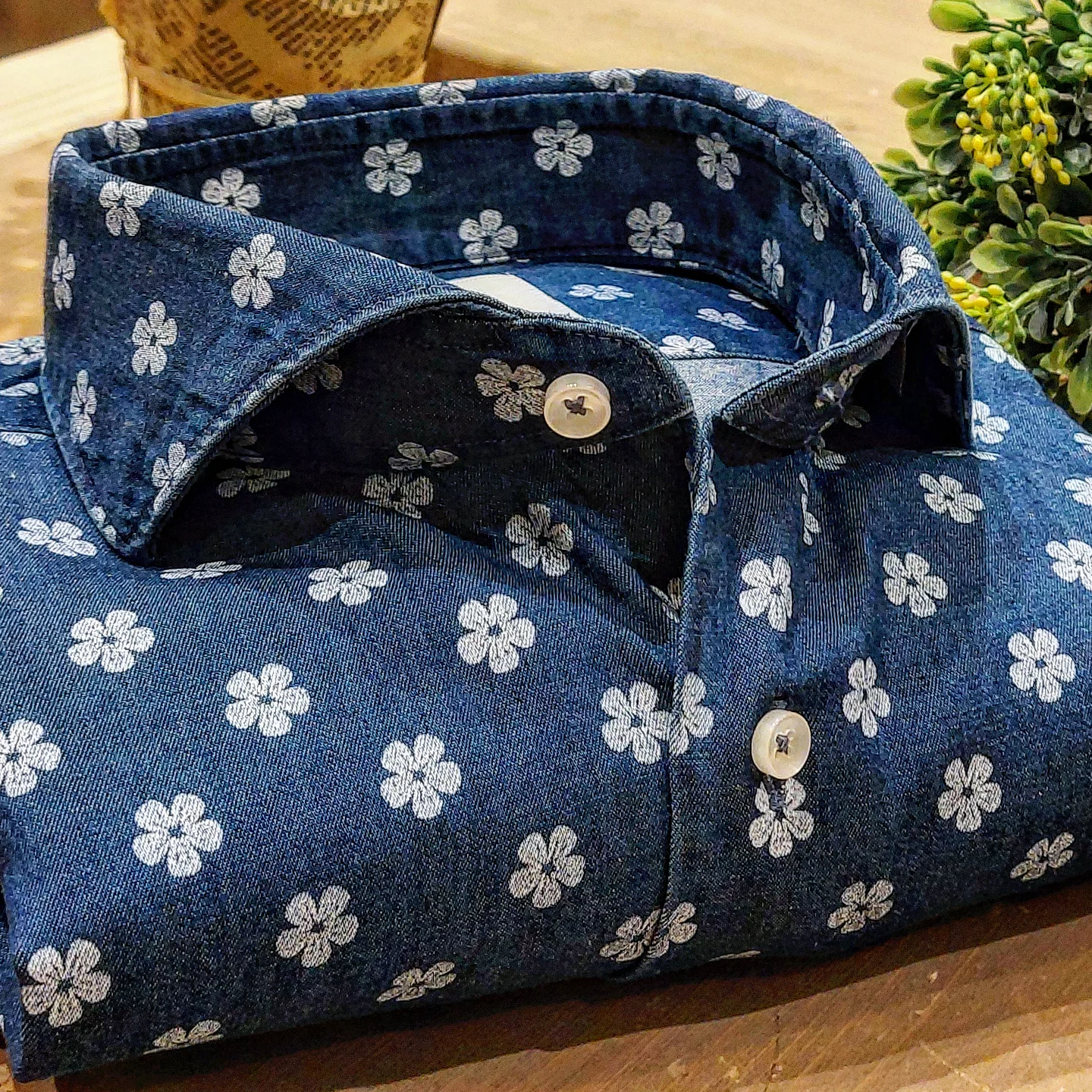 Camicia in Jeans Fantasia Margherita Gesso Fondo Stone Denim Collo Francese Cutaway