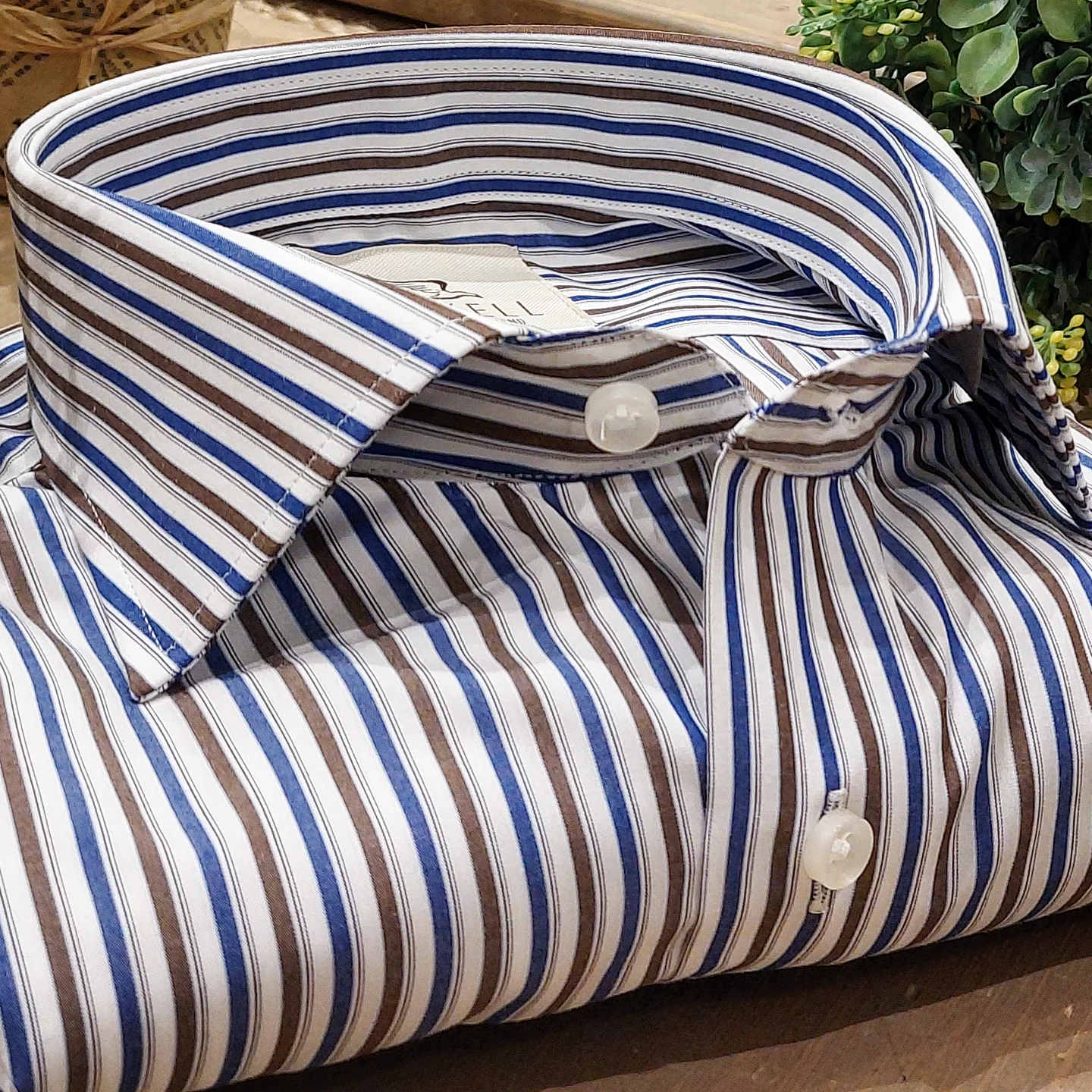 Camicia in Cotone No Stiro Rigata Blu e Marrone Fondo Bianco Collo Francese