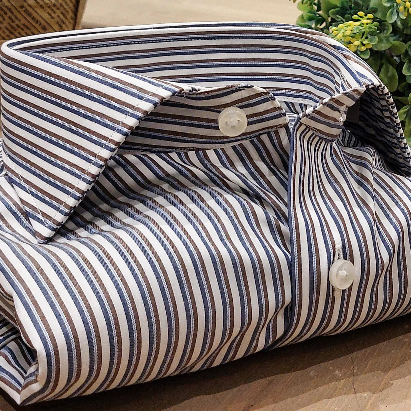 Camicia in Cotone No Stiro Rigata Marrone e Indaco Fondo Bianco Collo Francese