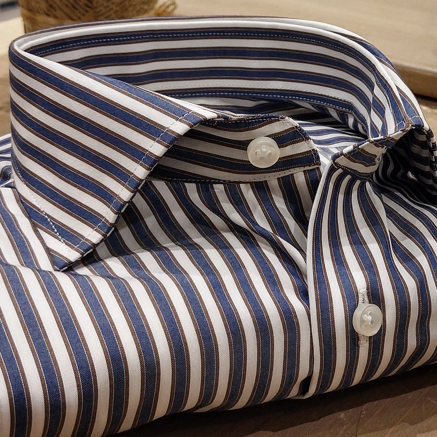 Camicia in Cotone No Stiro Rigata Blu e Marrone Fondo Bianco Collo Francese