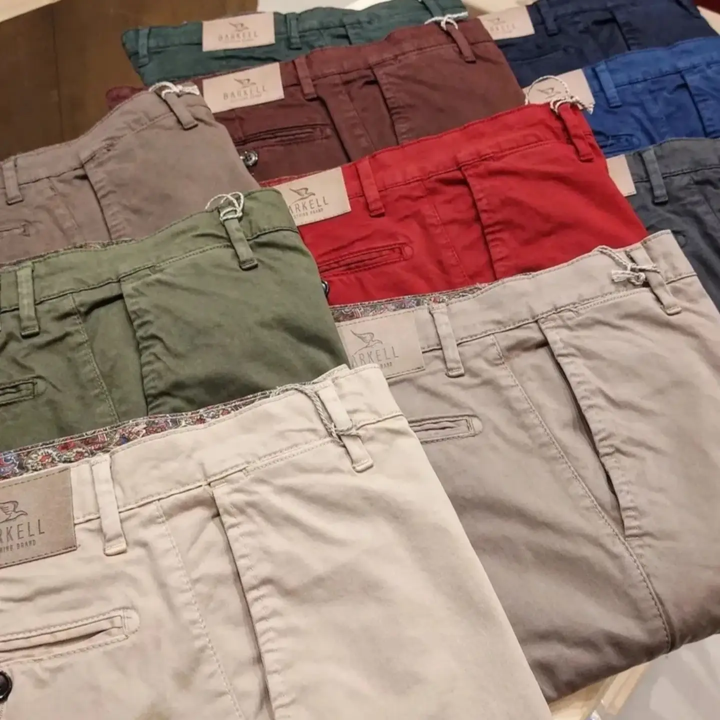 Pantalone Bordeaux Modello Chinos in Cotone Raso