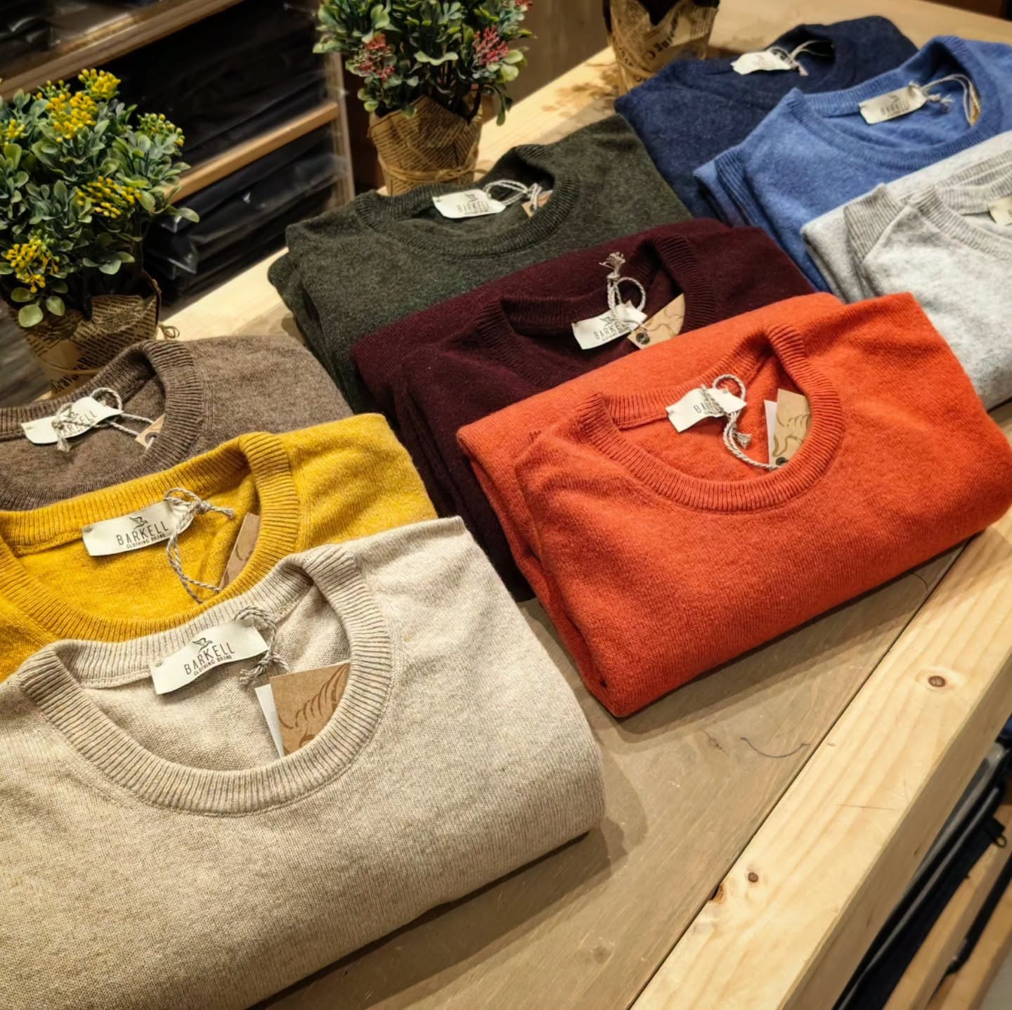 Jersey de cuello redondo en mezcla de lana con 5% cashmere en color nogal