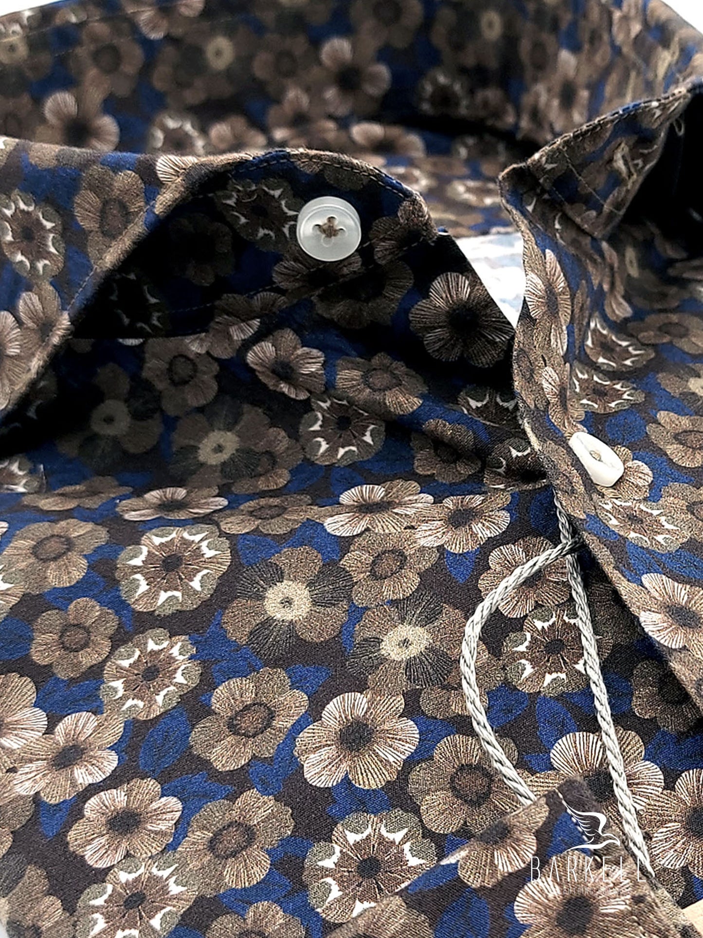 Camicia in Cotone Fantasia Fiorata Nocciola Fondo Blu Collo Francese Cutaway