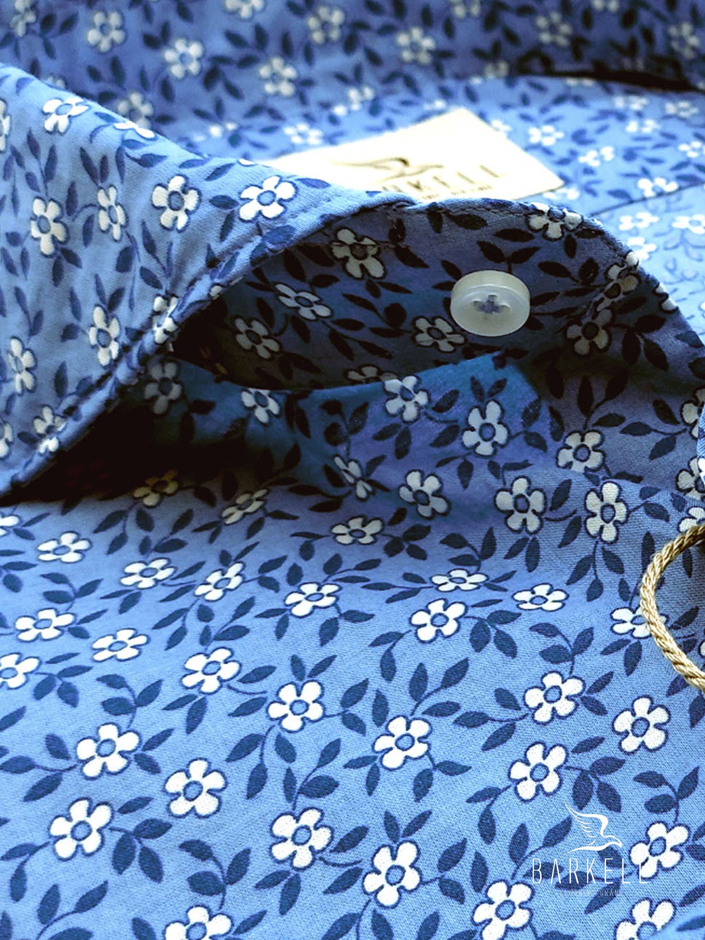 Camicia in Cotone Fantasia Fiorata Blu e Bianco Fondo Azzurro Collo Francese Cutaway