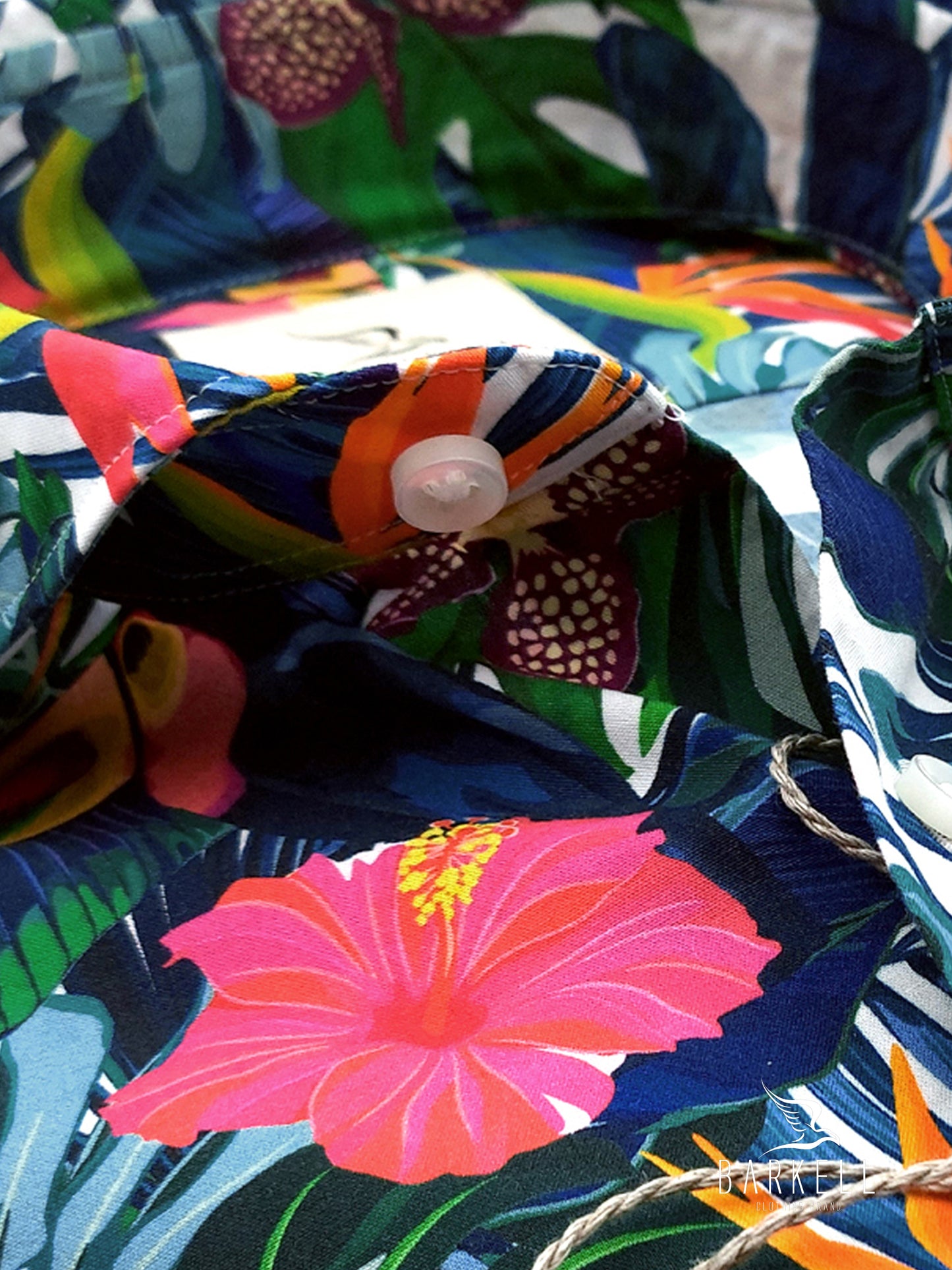 Camicia in Misto Cotone Fantasia Ibisco Tropicale Multicolore Fondo Blu Collo Francese Cutaway