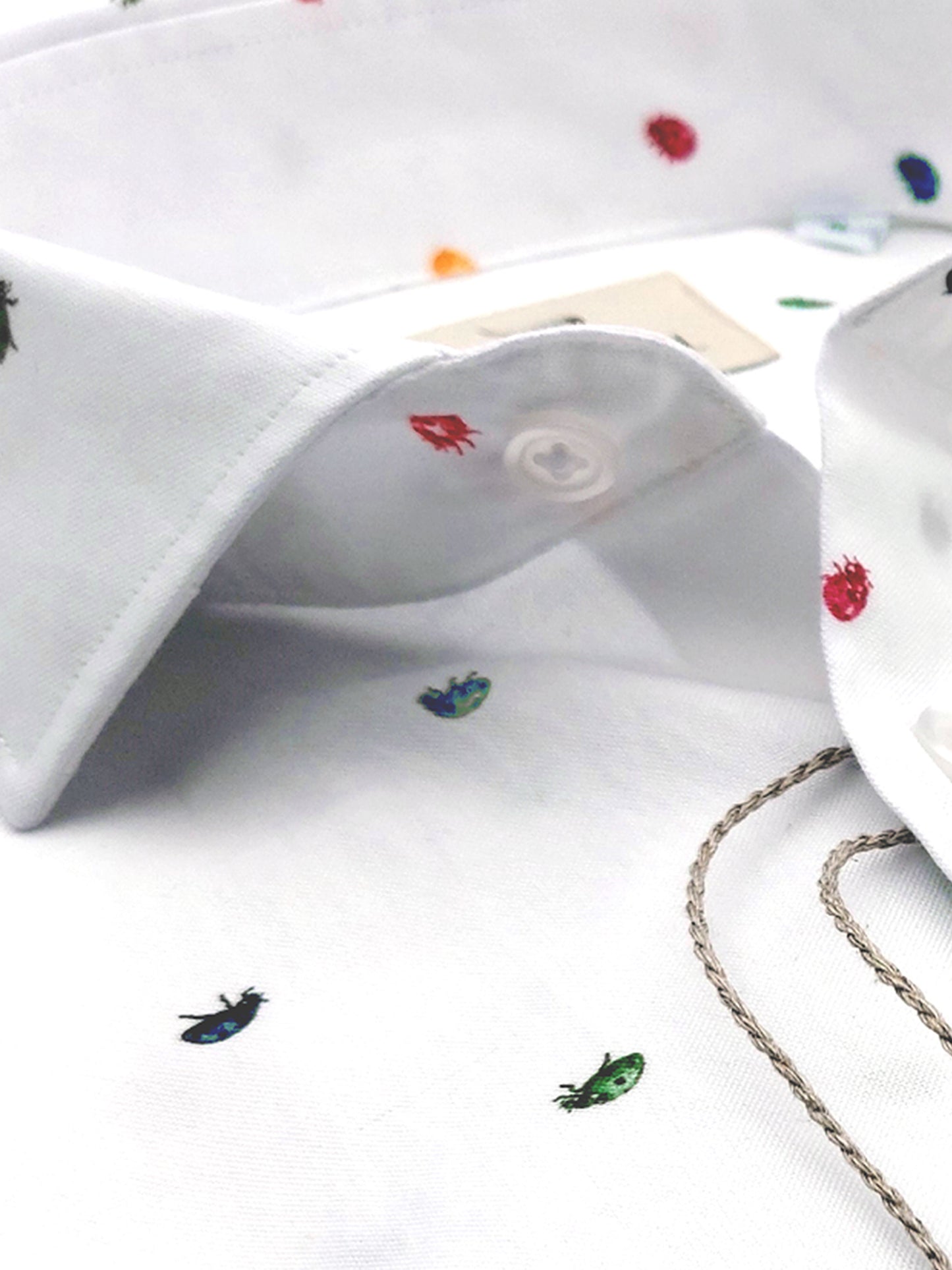 Camicia in Cotone Oxford Pinpoint Fantasia Coccinelle Multicolor Fondo Bianco Collo Francese Spread