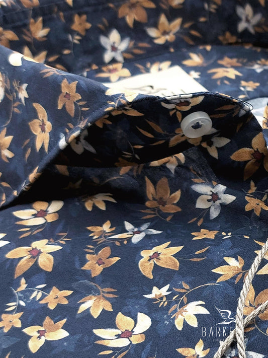 Camisa de algodón con estampado de hibiscos multicolor y cuello italiano con fondo azul