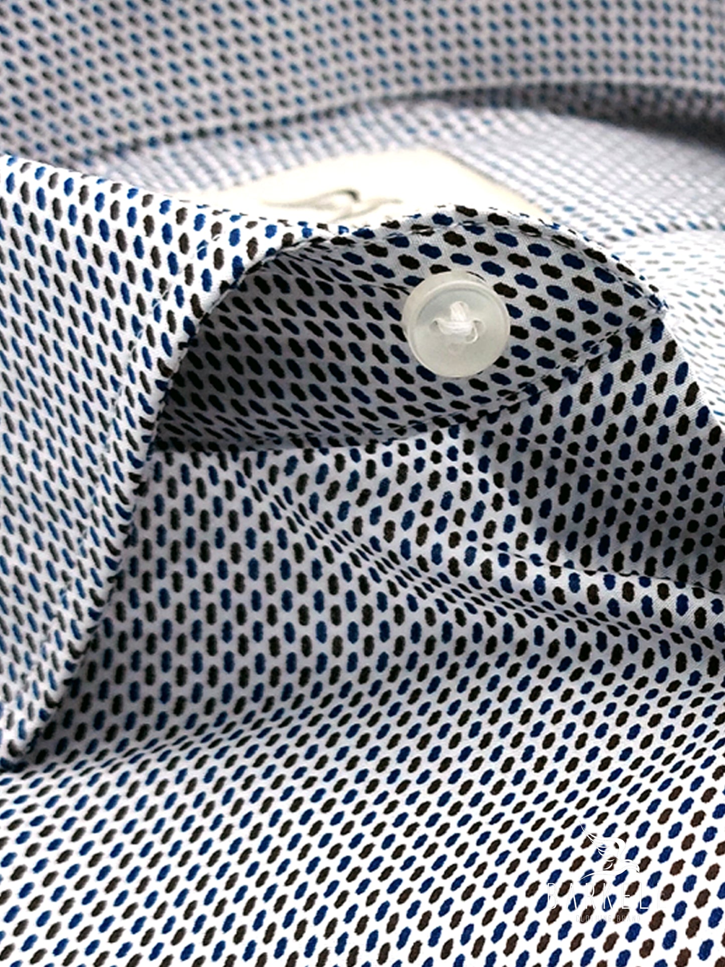 Camicia in Cotone Fantasia Geometrica Marrone e Blu Fondo Bianco Collo Francese