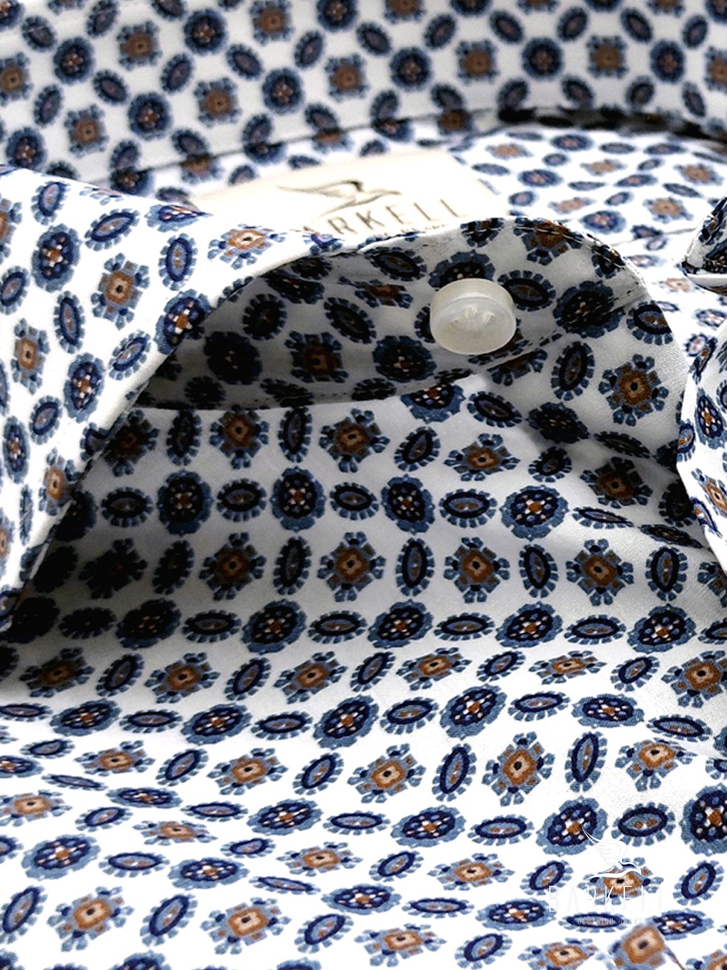 Camicia in Cotone Fantasia Geometrica Multicolore Fondo Bianco Collo Francese
