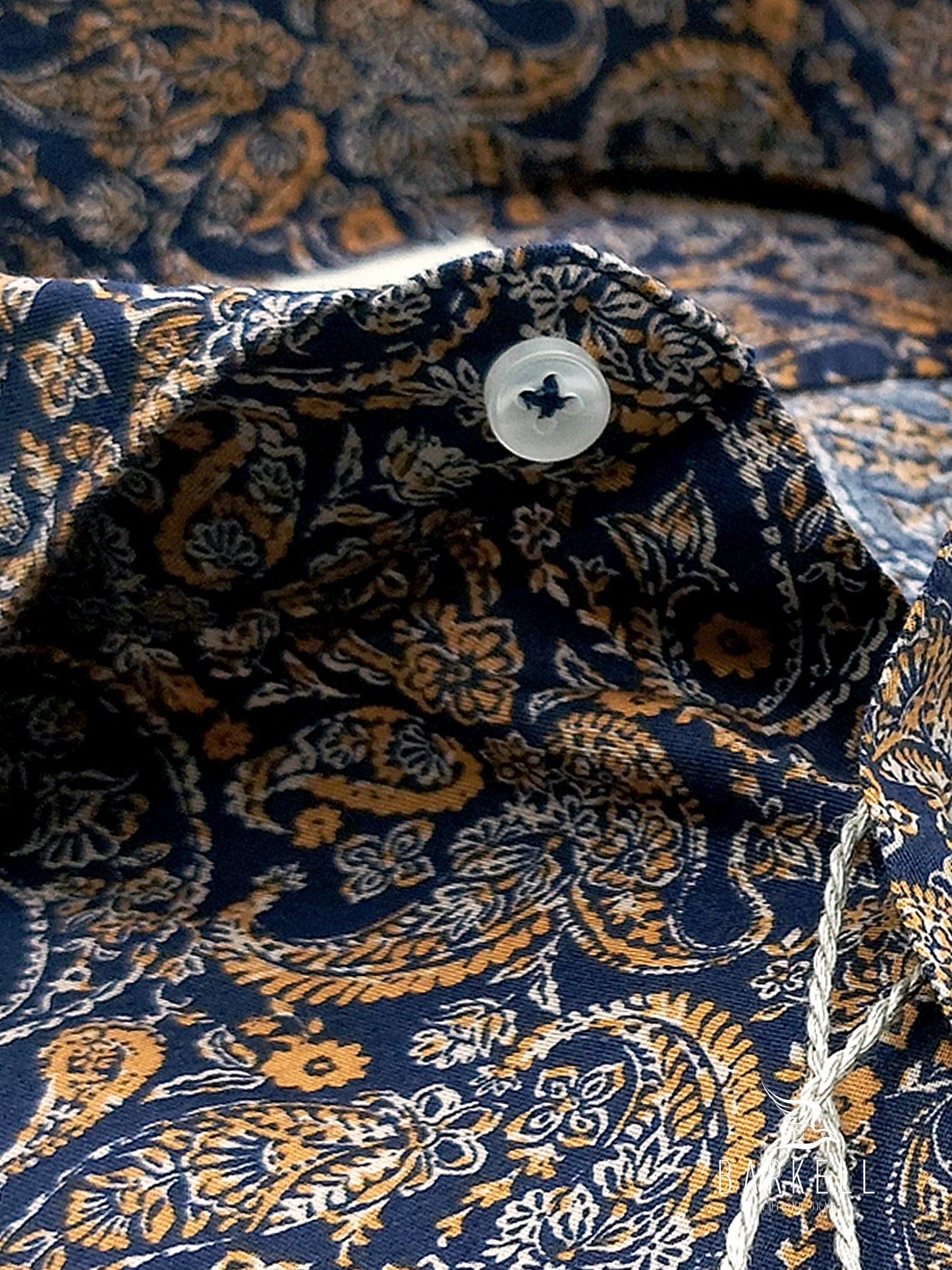 Camicia in Cotone Fantasia Cashmere Multicolore Fondo Blu Collo Francese Cutaway
