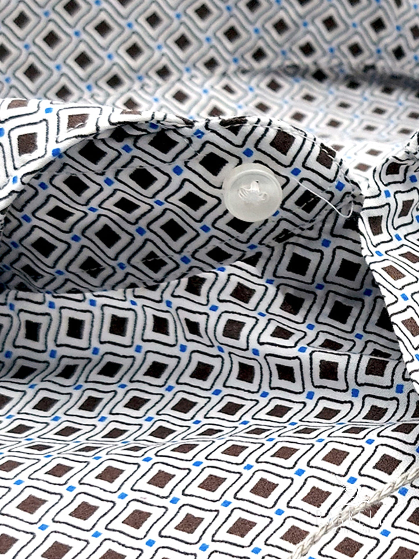 Camicia in Cotone Fantasia Geometrica Multicolore Fondo Bianco Collo Francese Cutaway