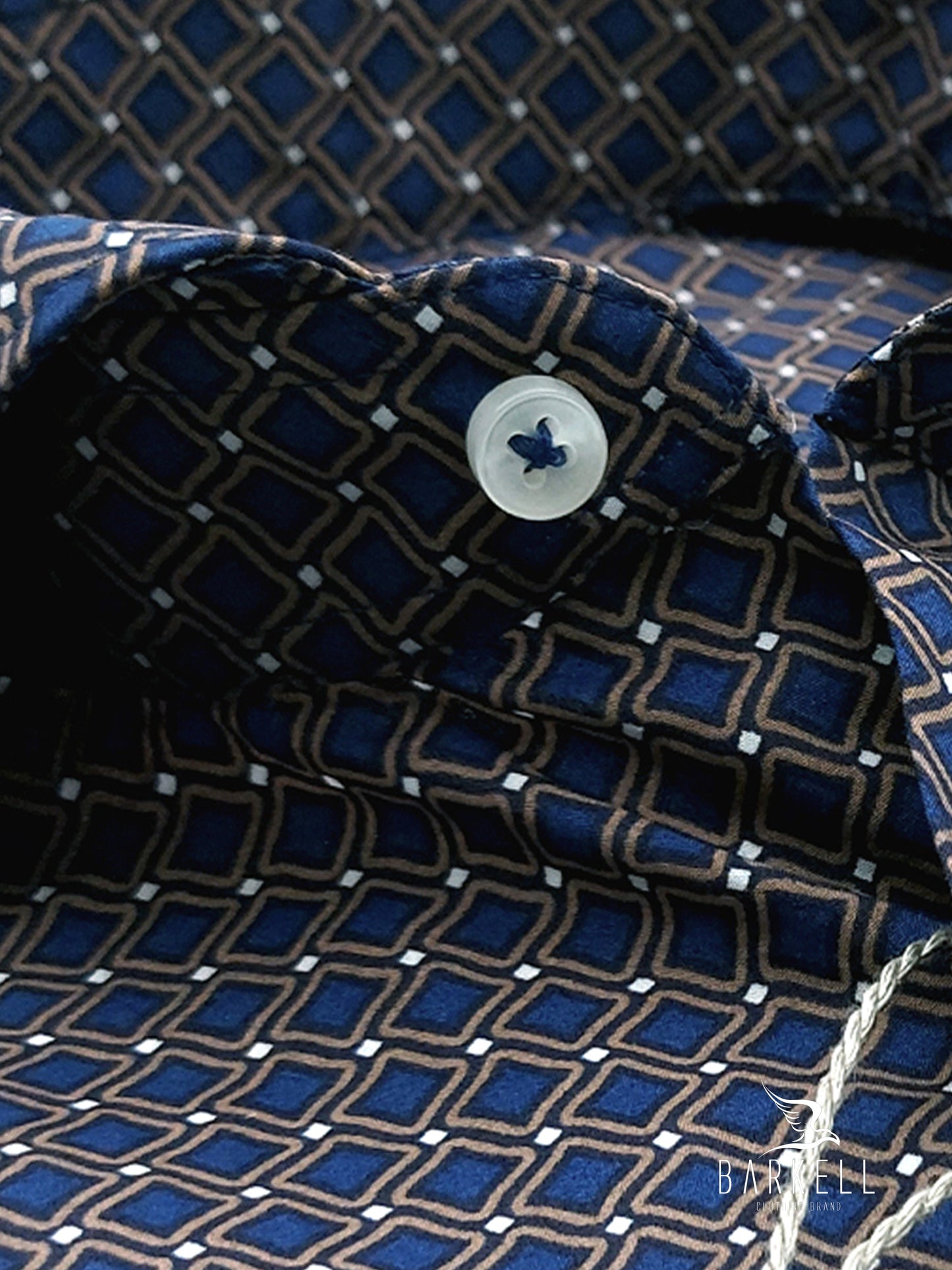 Camicia in Cotone Fantasia Geometrica Multicolore Fondo Blu Collo Francese Cutaway