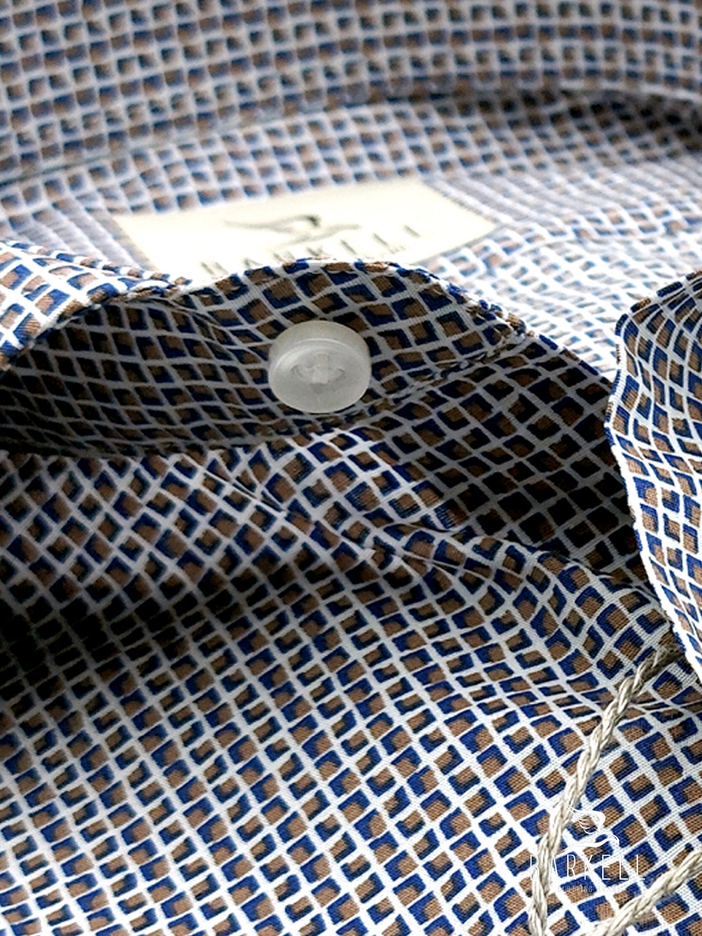 Camicia in Cotone Fantasia Geometrica Multicolore Fondo Bianco Collo Francese