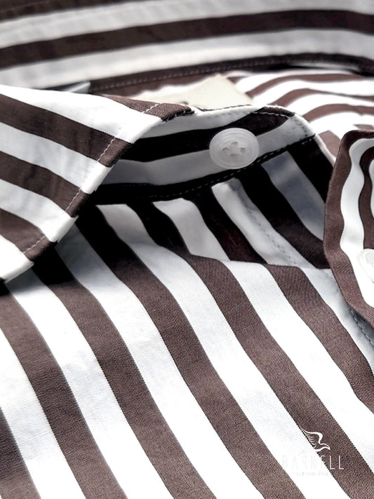 Camisa de algodón a rayas marrón y blanca con cuello italiano pequeño