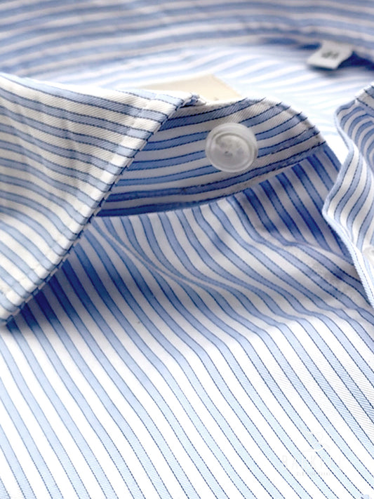 Camisa de algodón a rayas celeste y blanca con cuello italiano pequeño