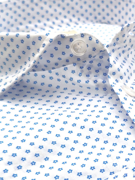 Camicia in Cotone Fantasia Stelline Azzurre Fondo Bianco Collo Francese Piccolo