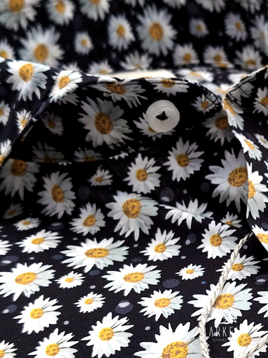 Camisa de Algodón con Estampado de Margaritas sobre Fondo Negro con Cuello Italiano