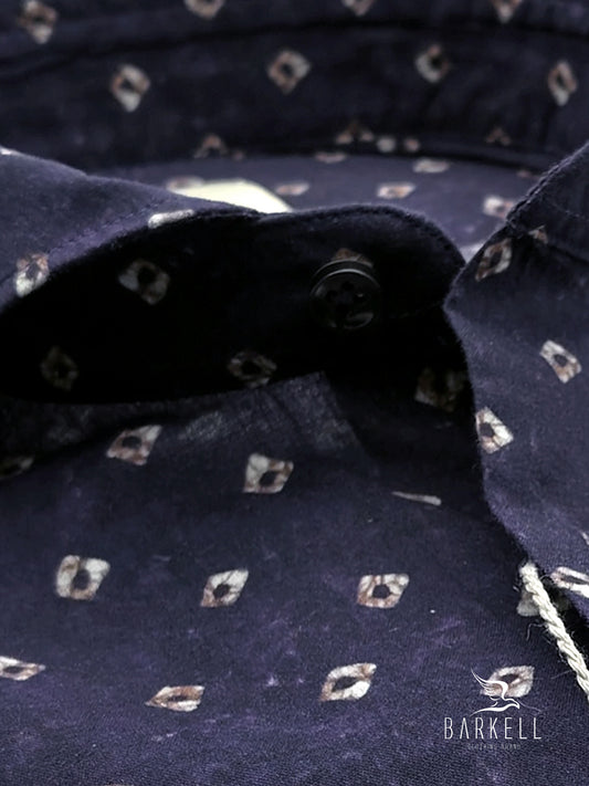 Camisa de algodón con estampado geométrico blanca con cuello italiano en la parte inferior morada