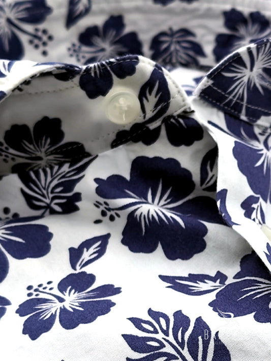 Camisa de algodón con estampado Indigo Hibiscus y cuello francés italiano con fondo blanco