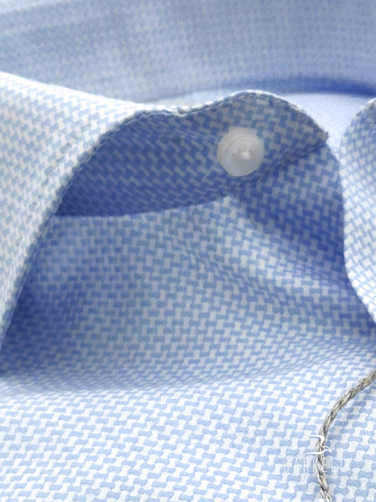 Camicia in Cotone No Stiro Microfantasia Geometrica Celeste Fondo Bianco Collo Francese