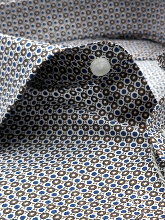 Camicia in Cotone Fantasia Geometrica Marrone e Blu Fondo Bianco Collo Francese