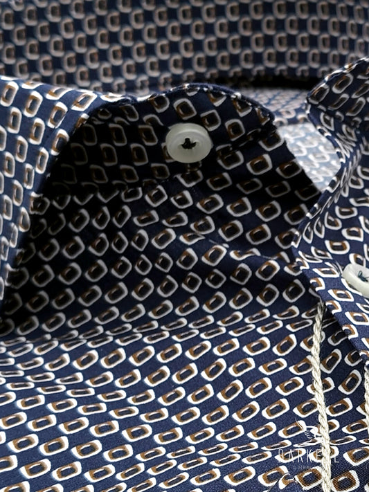 Camicia in Cotone Fantasia Geometrica Nocciola e Bianco Fondo Blu Collo Francese