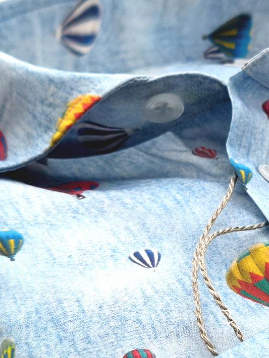 Camicia in Cotone Fantasia Mongolfiera Multicolore Fondo Celeste Collo Francese Piccolo