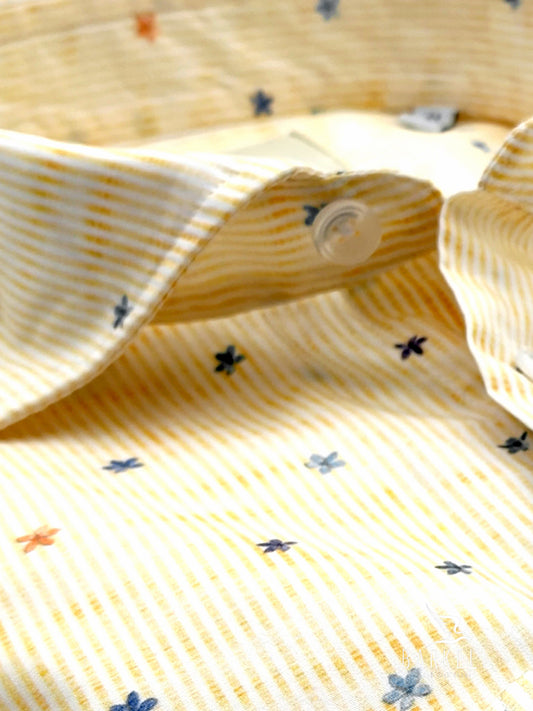 Camicia in Cotone Fantasia Riga Gialla e Fiori Multicolore Fondo Bianco Collo Francese Piccolo
