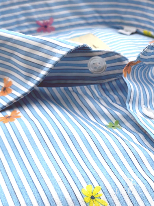 Camicia in Cotone Fantasia Righe Azzurre e Fiori Multicolore Fondo Bianco Collo Francese Piccolo