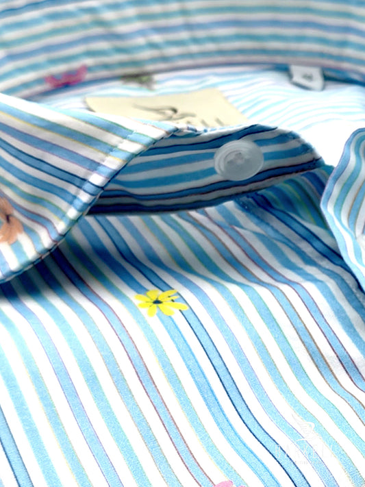 Camicia in Cotone Fantasia Riga Turchese e Fiori Multicolore Fondo Bianco Collo Francese Piccolo