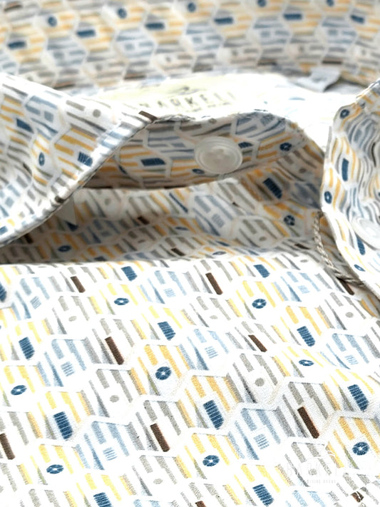 Camicia in Cotone Fantasia Geometrica Multicolore Fondo Bianco Collo Francese Piccolo